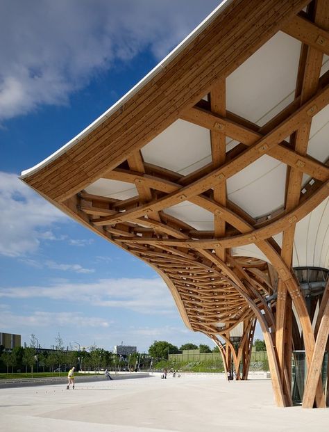 The roof of Shigeru Ban’s Centre Pompidou-Metz in France was inspired by a Chinese hat the architect owns placed atop a wood lattice. Shigeru Ban Architecture, Metz France, Shigeru Ban, Timber Architecture, Wooden Architecture, Wood Building, Wood Architecture, Wooden Buildings, Timber Structure