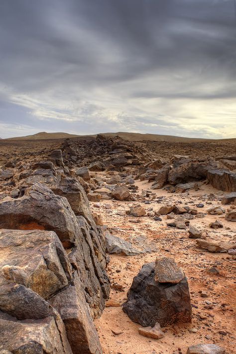 Desert Rocks with grey overcast Desert Rock Landscaping, Desert Photos, Desert Rocks, Earth Layers, Dark Desert, Desert Places, Desert Aesthetic, Desert Land, Deserts Of The World