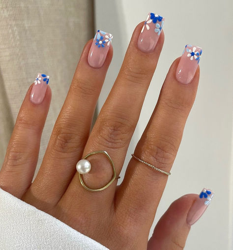 Cute Short Acrylic Nails Summer Simple, Small Square Nails Ideas, Summer Simple Nails 2024, Short Simple Nails Spring, Blue And White Manicure, Cute Blue Square Nails, Cute Nails For Summer Square, Short Nails Inspo Acrylic, White Blue Flower Nails