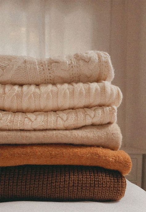 Autumn Aesthetic Sweaters, Cozy Fall Sweater Aesthetic, Minimalist Autumn Aesthetic, Fall Sweater Aesthetic Wallpaper, Sweater Autumn Aesthetic, Classic Fall Aesthetic, Cozy Sweater Aesthetic Autumn, Fall Cream Aesthetic, Muted Fall Aesthetic