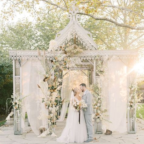 Shannon Wellington Weddings on Instagram: “When your wedding planner orders up perfect weather for you ✨✨✨ 😉photo @laurenfairassociates | floral @freshdesignsflorist | venue…” Terrain Wedding, Fair Photography, Fake Wedding, Wedding Venue Decorations, Wedding Session, Venue Decor, Film Wedding Photography, Perfect Weather, Film Wedding