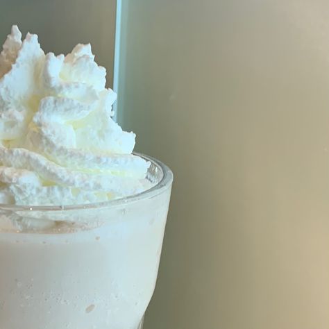 Vanilla Milkshake Aesthetic, Frappuccino Aesthetic, Frappe Aesthetic, Vanilla Drink, Vanilla Frappe, Studygram Aesthetic, Vanilla Bean Frappe, Vanilla Drinks, Vanilla Frappuccino