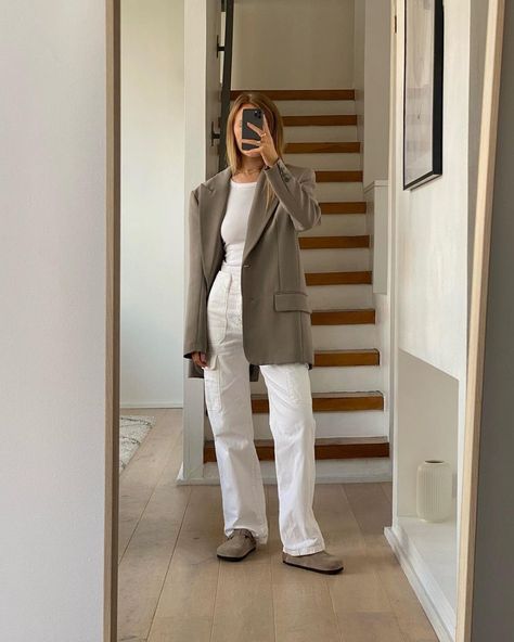 Birkenstock Clog Outfit, Boston Outfits, Chic Work Outfit, Birkenstock Outfit, White Pants Outfit, Fall Outfits For Work, Minimal Style, Blazer Outfits, Outfit Inspo Fall