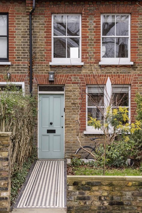 Light and Modern Spaces in a Small Victorian House 22 London House Renovation, The Modern House London, Tiny Terraced House Interior, Small London House, English Terrace House Interior, Mews House Interior, London Terrace House Interior, Small House Uk, Victorian Terrace House Interior