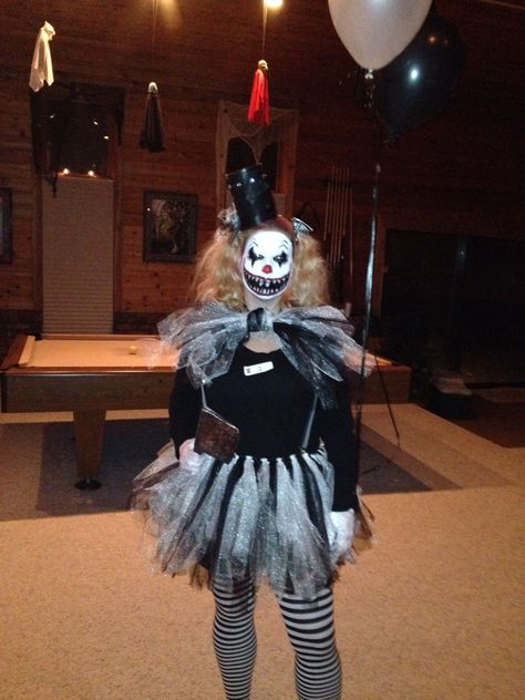 Halloween Costumes Spooky Scary, Diy Scary Clown Costume For Women, Scary Clowns Costume, Diy Womens Scary Clown Costume, Diy Killer Clown Costume For Women, Simple Clown Costume Outfit, Diy Creepy Clown Costume For Women, Womens Scary Halloween Costumes, Scary Clown Costume Women Face Makeup