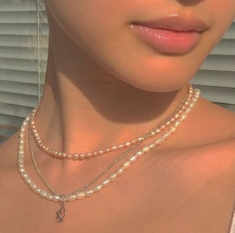 Foto Poses, Dope Jewelry, Beige Aesthetic, Winter Trends, Girly Jewelry, Dream Jewelry, Pretty Jewellery, Jewelry Inspo, Piercing Jewelry