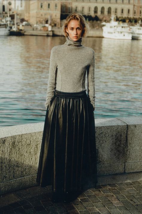 H&M Offers a Lesson in Tonal Dressing for Fall Tonal Dressing, Going Out Looks, 70s Inspired Fashion, Spanish Fashion, Rib Knit Cardigan, Chic Skirts, Monochrome Fashion, Wool Blend Coat, Fall Collection