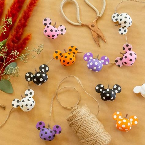 Pumpkin Garland Diy, Disney Halloween Crafts, Head Pumpkin, Mickey Mouse Pins, Mickey Pumpkin, Pumpkin Garland, Pink Crafts, Garland Diy, Mickey Halloween