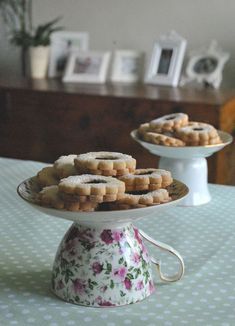 Cake Stand - Made From an Old Coffee Cup Coffee Cup Crafts, Tea Cup Crafts, Cup And Saucer Crafts, Teacup Crafts, Headboard Decor, Dessert Stand, Cup Crafts, Tea Party Ideas, Bedroom Headboard