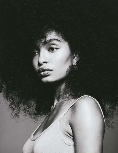 Yara Shahidi Photoshoot, Yara Shahidi Aesthetic, Model Headshots, Studio Photography Poses, Creative Photoshoot Ideas, Vintage Black Glamour, Black Photography, Beauty Shoot, Photoshoot Concept