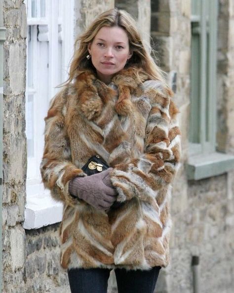 All Posts • Instagram Kate Mess, Kate Moss Outfit, Kate Moss Street Style, Moss Fashion, Kate Moss Style, Queen Kate, Ella Moss, Model Aesthetic, Vintage Fur