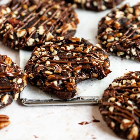 Turtle Brownie Cookies, Turtle Cookies Recipe, Festive Christmas Cookies, Small Chocolate Cake, Large Cookies, Homemade Chocolate Truffles, Cookie Shop, Candy Board, Turtle Cookies