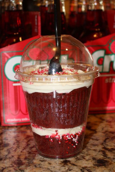 Make "to go" cupcakes by putting them in a plastic cup with a lid :)  Perfect for class parties, and fundraisers! Cake In Plastic Cup, Creative Fundraisers, Fundraiser Food, Jar Cake, Relay Ideas, Bake Sale Packaging, Cake In A Jar, Dessert In A Jar, Fundraiser Ideas