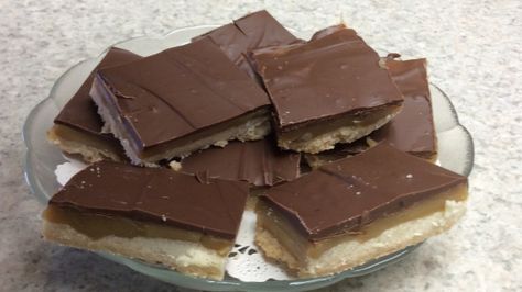 This week's featured holiday recipe from a North by Northwest listener is chocolate caramel squares, from Kathy Drew. Millionaire Shortbread Recipe, Millionaire Bars, Chocolate Caramel Cookies, Cookie Cups Recipe, Caramel Shortbread, British Desserts, Millionaire Shortbread, Shortbread Recipes, British Baking