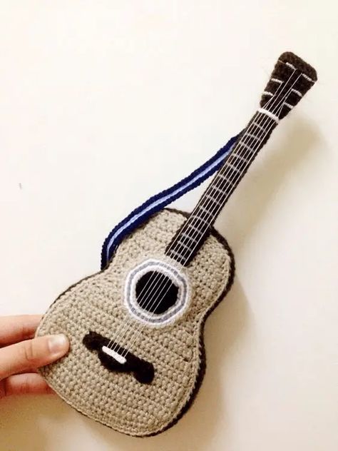 Crochet Guitar Patterns Amigurumi Guitar, Crochet Guitar, Crochet Music, Guitar Patterns, Fast Crochet, Pola Amigurumi, Crochet Applique, Crochet Toys Patterns, Love Crochet