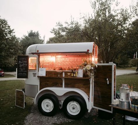 Rustic Backdrops, Horsebox Bar, Rustic Industrial Furniture, Peacock Chairs, Dog Trailer, Travel Bar, Mobile Food Trucks, Rustic Backdrop, Portable Bar