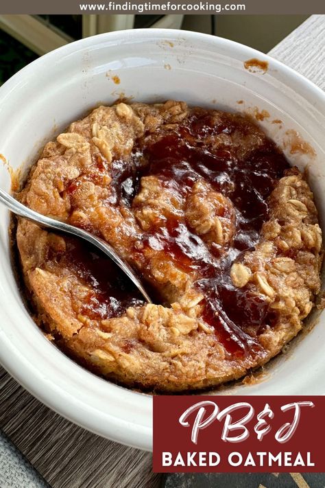 Easy & Delicious PB&J Baked Oatmeal | This quick peanut butter and jelly baked oatmeal is a healthy (yet indulgent-feeling) treat that's perfect for breakfast or any time of day! A healthy breakfast option you'll crave, easy breakfast recipe. #oatmeal #peanutbutterjelly Oatmeal Pies, Low Calorie Peanut Butter, Recipe Oatmeal, Easy Breakfast Recipe, Baked Oatmeal Recipes, Peanut Butter Roll, Indulgent Food, A Healthy Breakfast, Custard Recipes