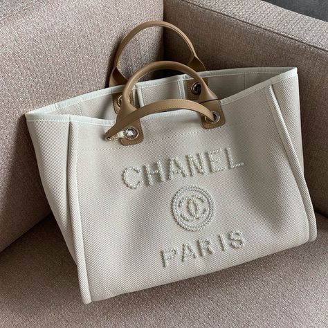 White Bag Outfit, Tote Bag Chanel, Chanel Shopping Bag, Chanel 22, Chanel Tote Bag, Tweed Bag, Luxury Tote Bags, Louis Vuitton Shirt, Chanel Tote