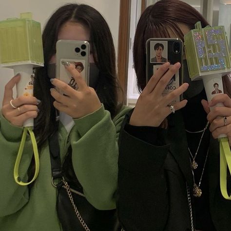 Grunge Lifestyle, Aesthetic Asian, Kpop Phone Cases, Korean Best Friends, Concert Aesthetic, Dream Concert, Self Portrait Poses, Friend Goals, Kpop Merch