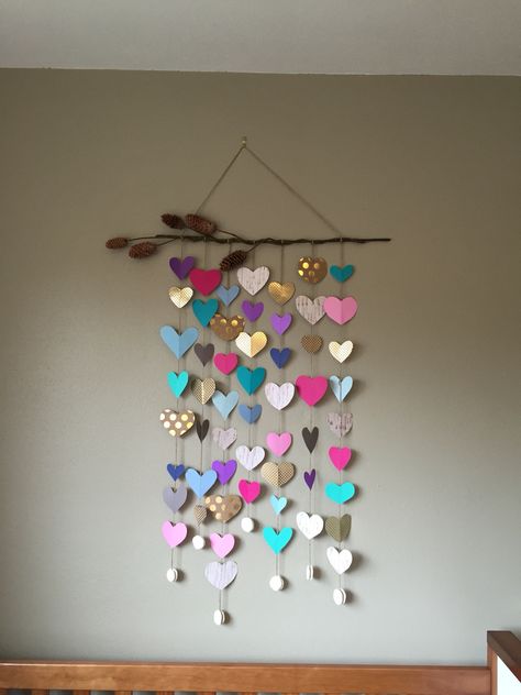 Heart Wall Hanging Diy Paper, Diy Heart Decor, Hanging Hearts Decoration Diy Crafts, Small Wooden Hearts Crafts Ideas, Paper Mobile Diy, Hanging Paper Hearts, Diy Garland Paper, Oasis Decor, Heart Mobile