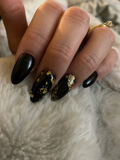 Black Nail With Gold Foil, Black And Gold Nails Oval Shape, Black Nails Gold Flakes, Black With Gold Foil Nails, Black Nails With Foil Flakes, Black And Gold Flake Nails, Black With Gold Flakes Nails, Black And Gold Dip Nails, Foil Flake Nails