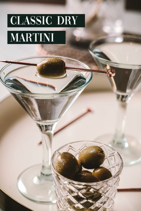 Extra Dry Martini Recipe, Dry Martini Recipe, Dry Gin Martini, Cocktails Martini, Cocktails Made With Gin, Sausage Ragu, Best Cocktails, Dry Martini, Fresh Oysters