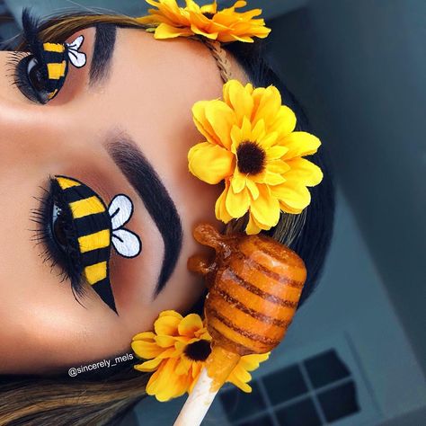 MELS SMITH 🇬🇧🇺🇸 on Instagram: “HONEYBEE CUT CREASE🍯🐝 TAG @colourpopcosmetics please 💛 Did you know Melissa in Greek means honeybee ☺️ —————��——————————————————— I used the…” Makijaż Sugar Skull, Disney Eye Makeup, Bee Makeup, Maquillage Yeux Cut Crease, Yellow Makeup, Makeup Pictorial, Halloween Eye Makeup, Face Art Makeup, Disney Makeup