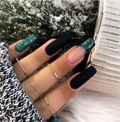 Black Green And Gold Nails, Green Black And Gold Nails, Prom Nails Dark Green, Emerald Green And Silver Nails, Black And Dark Green Nails, Dark Green And Black Nails, Emerald Green And Black Nails, Trendy Green Nails, Nails Dark Green