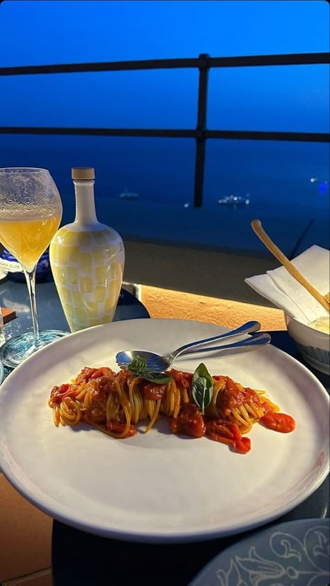 Capri Aesthetic, Restaurant Snap, Food Illustration Design, Yummy Pasta, Capri Italy, Food Babe, Tasty Pasta, Food Is Fuel, Pretty Food