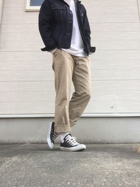 Khaki Chinos Men Outfits, Chinos Men Outfit, Men Aesthetic Outfits, Style Skate, Mens Fashion Work, Streetwear 90s, Outfits Streetwear, Street Style Outfits Men, Mens Casual Dress Outfits