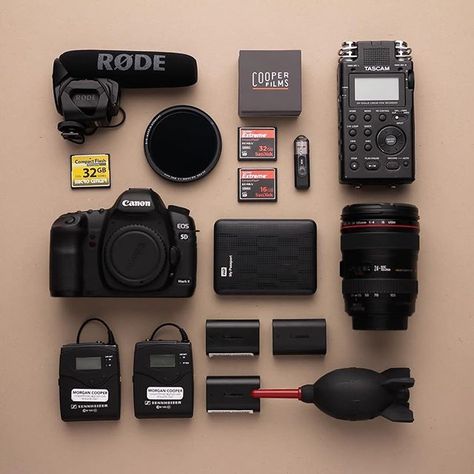 So #beautiful it's ok to 😭 📷 by @cooperfilmskc Tag a filmmaker/photog 😎 #canon #gear #camera #5d #sennheiser #equipment #flatlay Photography Studio Equipment, Youtube Setup, Best Vlogging Camera, Photography Studio Design, Edc Bag, Art Studio Room, Photo Gear, Vlogging Camera, Camera Canon