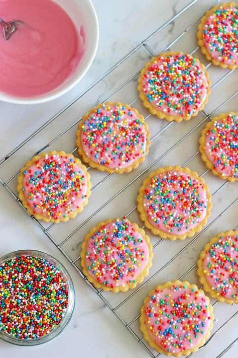 Biscuit Decoration Ideas, Biscuits Ideas, Home Made Treats, Dessert Biscuits, Sprinkles Cookies, Biscuits And Cookies, Best Biscuits, Kiwi Recipes, Chocolate Peanut Butter Desserts