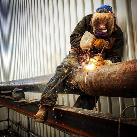 Another day, another dollar 💲 ➡️@plaidshirts_liftinskirts ⬅️ #arcempire #portable #portablewelder #pipe #welding #fabrication #customfab… Welder Aesthetic, Another Day Another Dollar, Portable Welder, Welding Certification, Welding Hoods, Welding Rig, Welded Metal Projects, Welding Rigs, Welding Shop