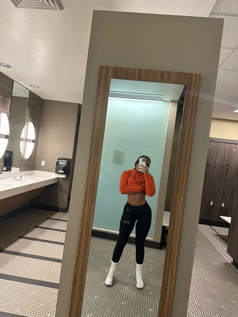 orange champion hoodie black gymshark leggings #gymlife #gymfit #gym #outfit Spooky Gym Outfits, Orange Gym Outfit, Gymshark Leggings Outfit, Orange Leggings Outfit, Black Workout Outfit, Black Gym Outfit, Leggings Outfit Workout, Orange Gym, Orange Leggings