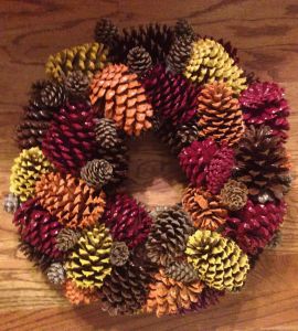 Dekoratívne Vence, Pinecone Wreath, Cones Crafts, Pine Cone Crafts, Fall Crafts Diy, Autumn Crafts, Wallpaper Vintage, Thanksgiving Crafts, Fall Decorations