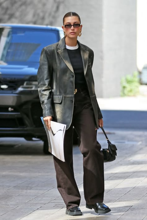 Hailey Bieber Work Outfit, Fall Outfits Hailey Bieber, Hailey Bieber Sunglasses Rayban, Hailey Bieber Style Street 2024, Hailey Bieber Winter Style, Hailey Bieber Outfits Winter, Leather Set Outfit, Hailey Bieber 2024, Hailey Bieber Fall Style