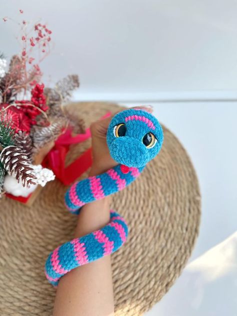 Crocheted Snake, Snake Crochet Pattern, Snake Crochet, Snake Plush, Crochet Snake, Diy Pet Toys, Diy Crochet Toys, Crochet Friends, Crocheted Patterns