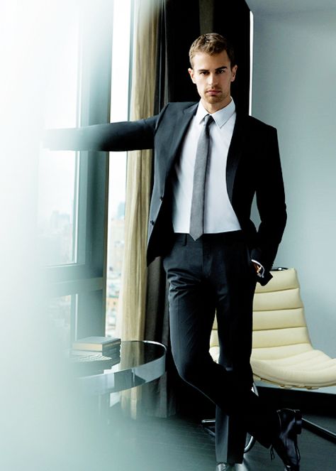 Esa mirada tan sexy me pone los pelos de punta Divergent Theo James, Peter James, Theodore James, Tobias Eaton, Divergent Series, James 3, Shailene Woodley, Theo James, Sharp Dressed Man