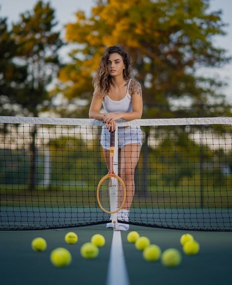 Tennis Instagram Pictures, Tennis Fashion Photography, Sportswear Photoshoot, Tennis Senior Pictures, Tennis Fashion Editorial, Tennis Court Photoshoot, Tennis Photoshoot, Tennis Team Gifts, Poses Modelo