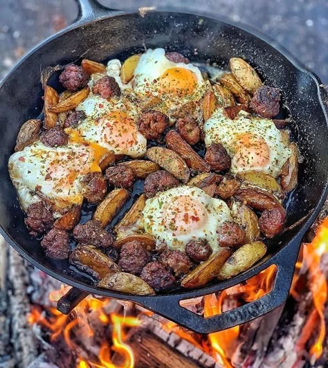 Comment yes if you love to cook! Campfire Breakfast, Fire Food, Campfire Food, Fire Cooking, Outdoor Food, Camp Cooking, Camping Food, Iron Skillet, Camping Meals