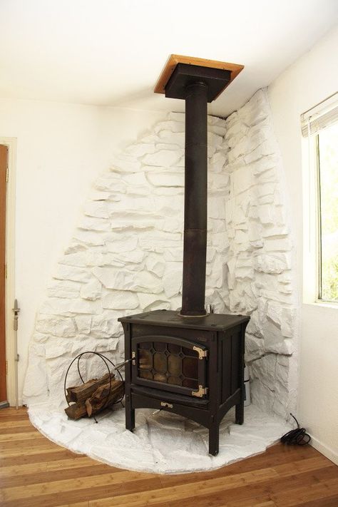 Wood stove in a modern log cabin Wood Stove Decor, Wood Burning Stove Corner, Corner Wood Stove, Wood Stove Surround, Woodburning Stove Fireplace, Stove Decor, Modern Cabin House, Wood Stove Hearth, Wood Burning Stoves Living Room