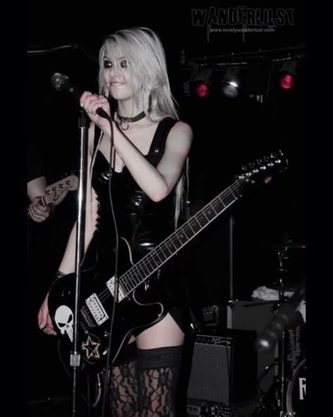 Taylor Momsen Outfits, Taylor Momsen Style, Taylor Momson, Taylor Michel Momsen, Rock Look, Arte Pin Up, Pretty Reckless, Rockstar Aesthetic, Rock Girl