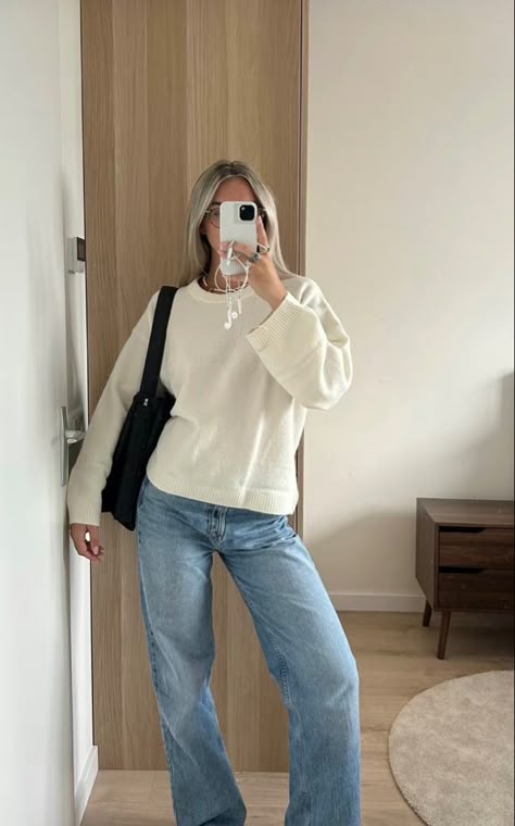 White Ribbed Sweater Outfit, White Sweater Blue Jeans Outfit, Sweater And Jeans Outfit Aesthetic, Outfit Jean Bleu Clair, White Pullover Outfit, Spring Outfits 2020, Sweden Style, Woolen Sweater, Stylish Fall Outfits