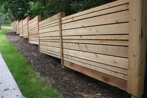 Alternate size planks! Cedar Fence Garden Fence Decoration, Horizontal Slat Fence, Diy Privacy Fence, Wood Fence Design, Home Decor Sites, Privacy Fence Designs, Timber Fencing, Pallet Fence, Horizontal Fence