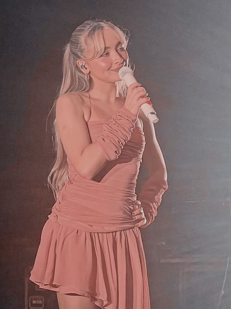 sabrina carpenter on stage for the “emails i can’t send” tour Sabrina Carpenter Style, Sabrina Carpenter Outfits, Celebrity Look Alike, Celebrity Style Red Carpet, Celebrity Art, Pink Outfit, Stage Outfits, Look At You, Sabrina Carpenter