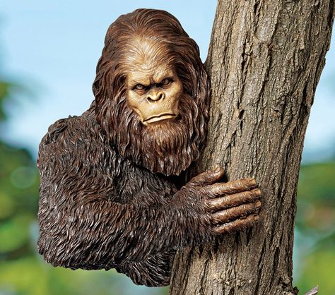 Bigfoot Tree Sculpture. Symbolically Bigfoot represents the hidden truths we choose not to see. When Spirit thinks there is a time we need to understand truth, Bigfoot appears. Pie Grande, Tree Statues, Gnome Statues, Chainsaw Carving, Tree Carving, Tree Sculpture, Animal Statues, Design Toscano, Tree Hugger