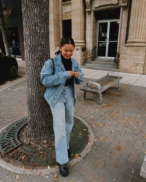 you’re cute jeans 👖🥹 👉🏻👈🏻 Fuzzy Jean Jacket Outfits, Fall Denim Jacket Outfit, Jean Jacket And Jeans Outfit, Jean Jacket Fall Outfits, Fall Jean Jacket Outfits, Jean Jacket Street Style, Jean Jacket Outfits Fall, Jean Jacket And Jeans, Fall Denim Jacket