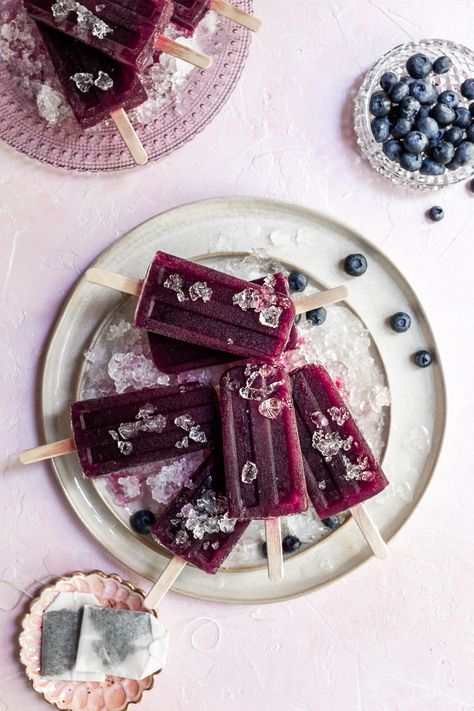 Blueberry Earl Grey Popsicles Blueberry Earl Grey, Blueberry Popsicles, Tea Popsicles, Berry Popsicles, Coconut Popsicles, Yogurt Popsicles, Jam Jam, Fruit Popsicles, Blueberry Juice