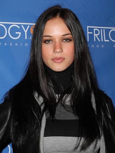 Career Knapp was born on July 31, 1989 in Allegheny, Pennsylvania to the late Bradford Elwood Knapp. She has two brothers. At age 18, Knapp moved to LA and there she worked as a model before breaking into acting. The Anomaly, Ryan Phillipe, Alexis Knapp, Paternity Test, Becoming A Father, Raised Eyebrow, Pitch Perfect, Amanda Seyfried, Reese Witherspoon