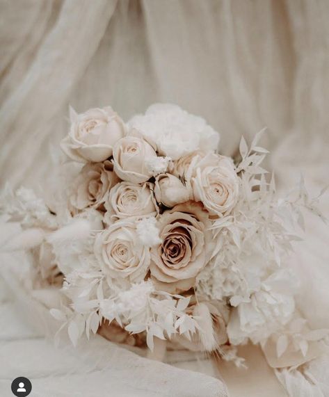 Neutral Flower Bouquet Wedding, Beige Bouquet Wedding, White And Beige Flowers Wedding Bouquets, Neutral Spring Wedding Flowers, Cream Bouquet, White And Beige Flower Arrangements, Tan And White Flower Bouquet, Neutral Wedding Bouquet Champagne, Glam Wedding Bouquet